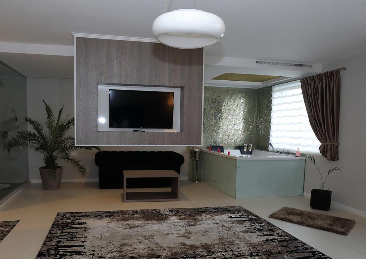 Отель Meliss Events Крайова Экстерьер фото